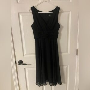 T34a- CONNECTED Black RUCHED Sleeveless Midi Dress